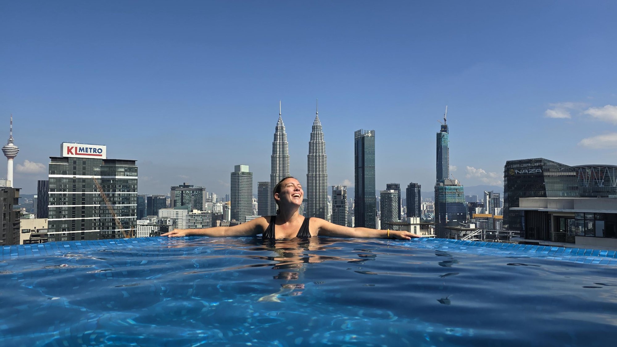 Sandra en una piscina en Kuala Lumpur